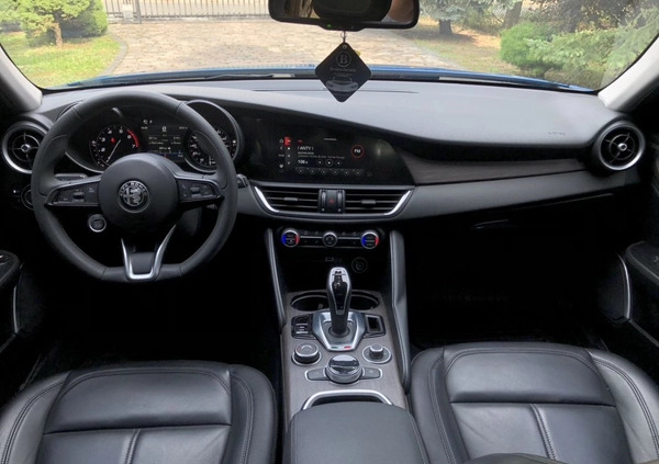 Alfa Romeo Giulia cena 102000 przebieg: 15000, rok produkcji 2020 z Warszawa małe 67